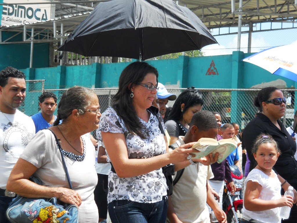 Familiares y amigos de Santos Guzmán Cantan en la marchan al cementerio municipal de Moca